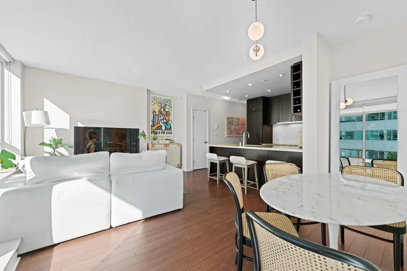 607 821 CAMBIE STREET - photo 2 of 25