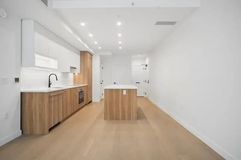 304 8398 OAK STREET - photo 2 of 18