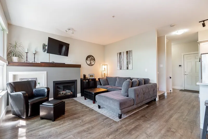 21 20326 68 AVENUE - photo 1 of 25