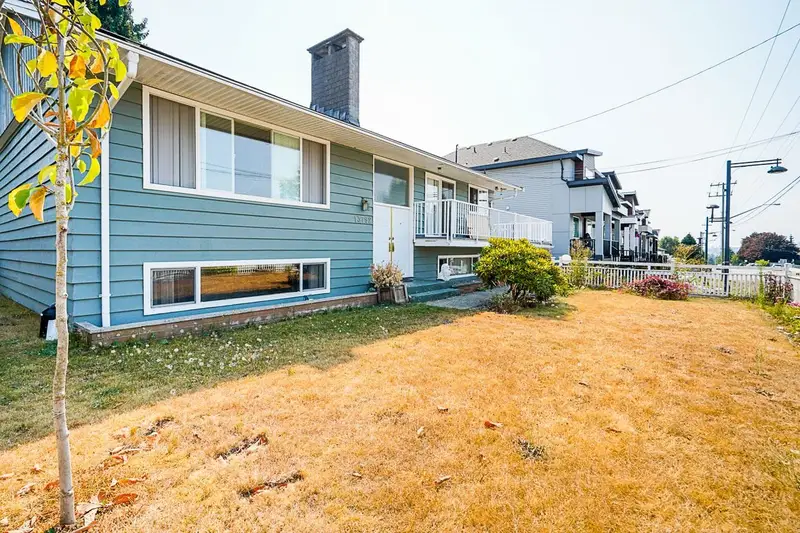 13792 112 AVENUE - photo 2 of 25