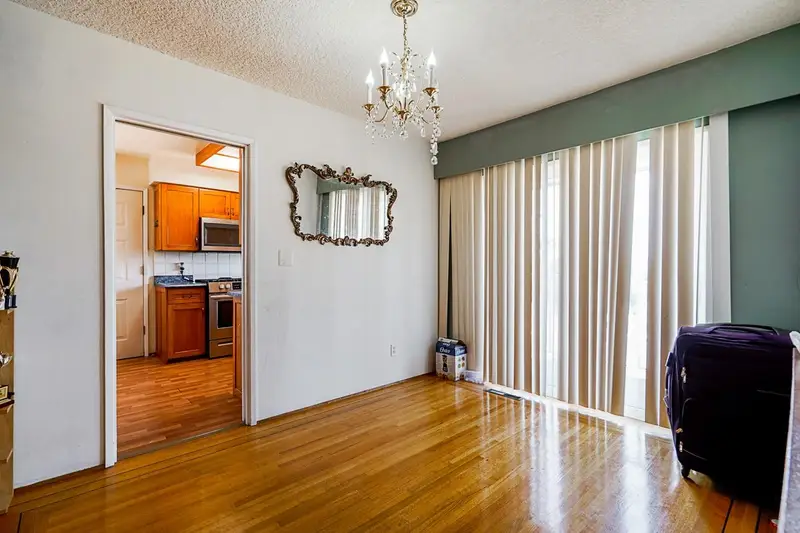 13792 112 AVENUE - photo 3 of 25