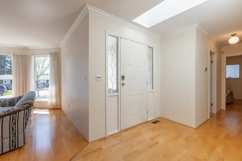 19091 61A AVENUE - photo 4 of 40