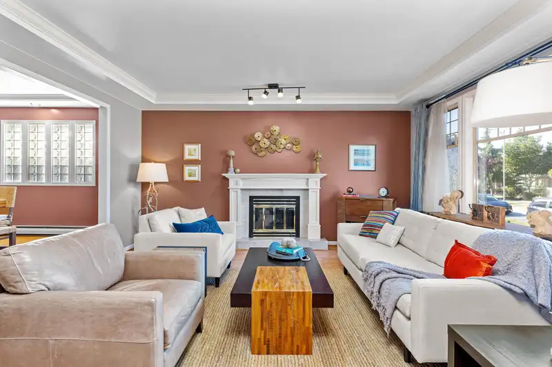 2728 OLIVER CRESCENT - photo 1 of 39