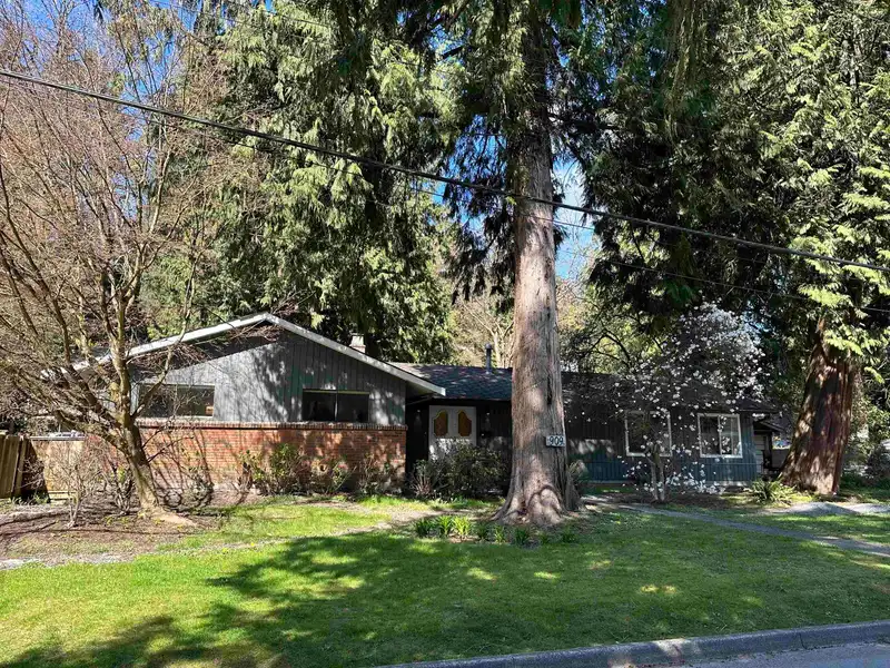 909 SEYMOUR BOULEVARD - photo 1 of 39