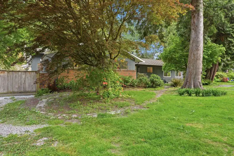 909 SEYMOUR BOULEVARD - photo 3 of 39