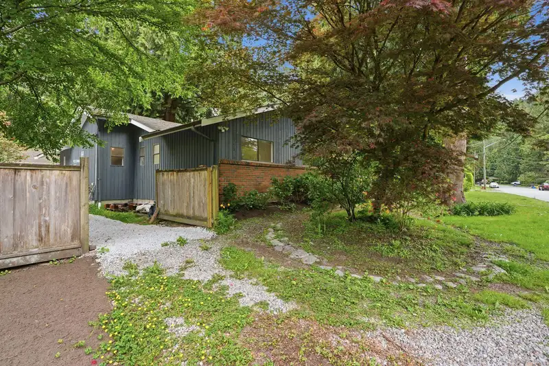 909 SEYMOUR BOULEVARD - photo 4 of 39