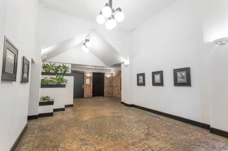 510 27 ALEXANDER STREET - photo 3 of 40