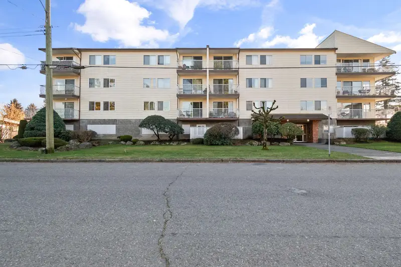 6 46210 MARGARET AVENUE - photo 2 of 25