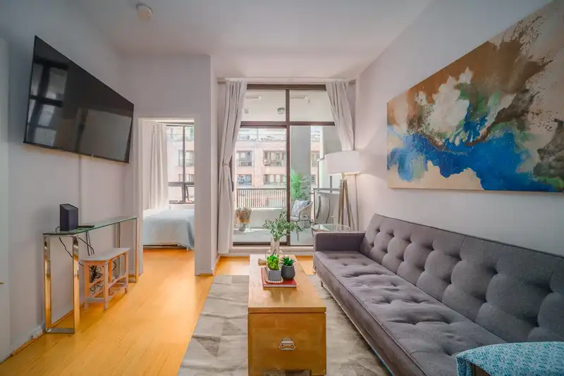 305 531 BEATTY STREET - photo 2 of 18