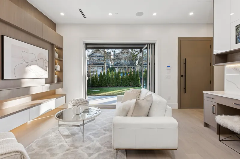 1 847 E 10 AVENUE - photo 2 of 25