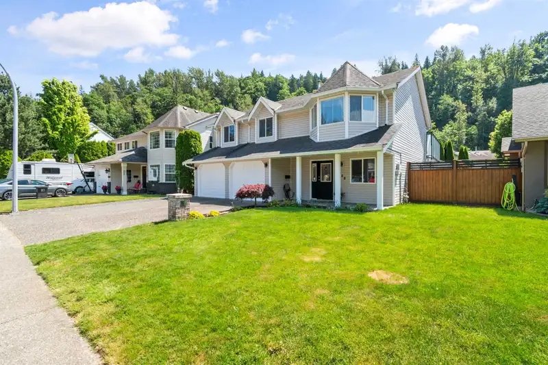 10148 BEAVER CRESCENT - photo 1 of 40
