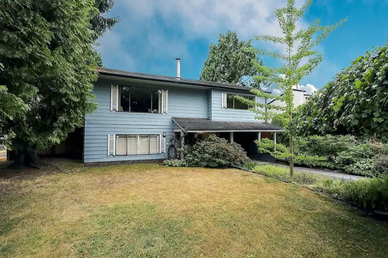 13290 94 AVENUE - photo 1 of 37