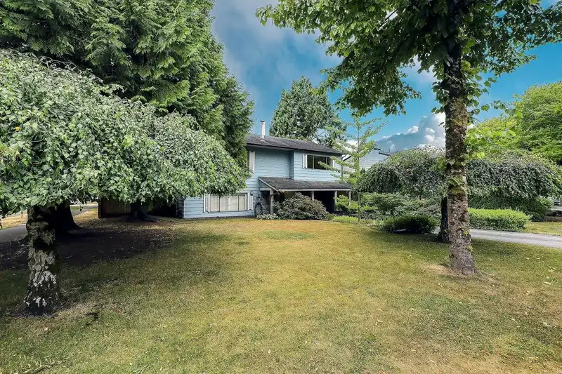 13290 94 AVENUE - photo 3 of 37