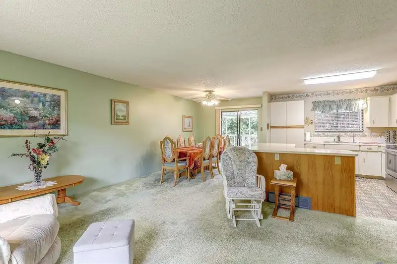 13290 94 AVENUE - photo 4 of 37