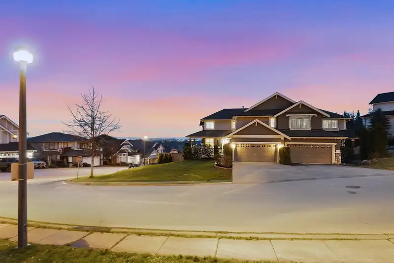 4 HICKORY DRIVE - photo 1 of 40