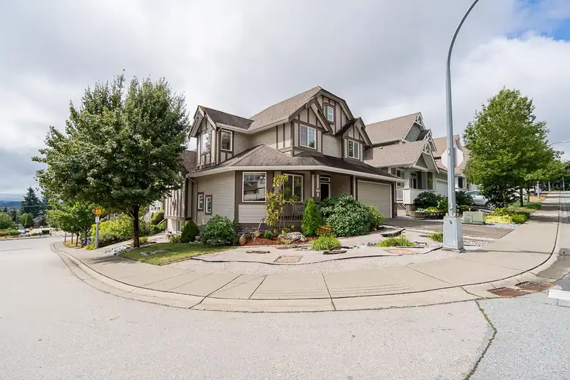 19766 69 AVENUE - photo 2 of 40