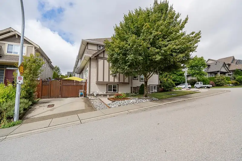 19766 69 AVENUE - photo 3 of 40