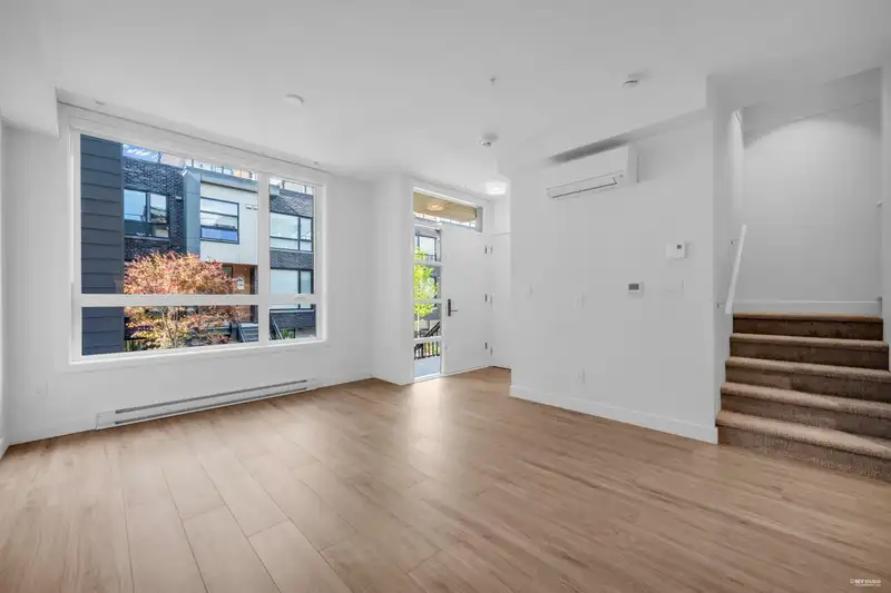 516 6085 IRMIN STREET - photo 3 of 22