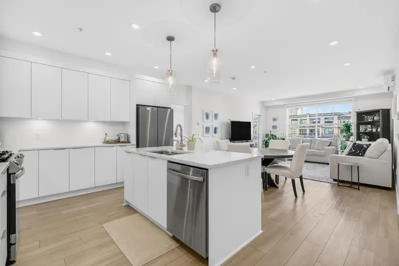 503 22633 SELKIRK AVENUE - photo 2 of 40