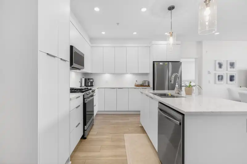 503 22633 SELKIRK AVENUE - photo 3 of 40