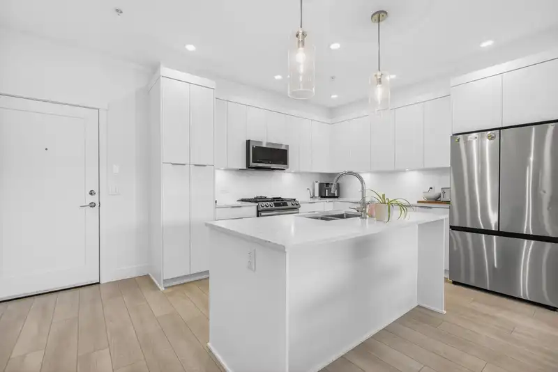 503 22633 SELKIRK AVENUE - photo 4 of 40