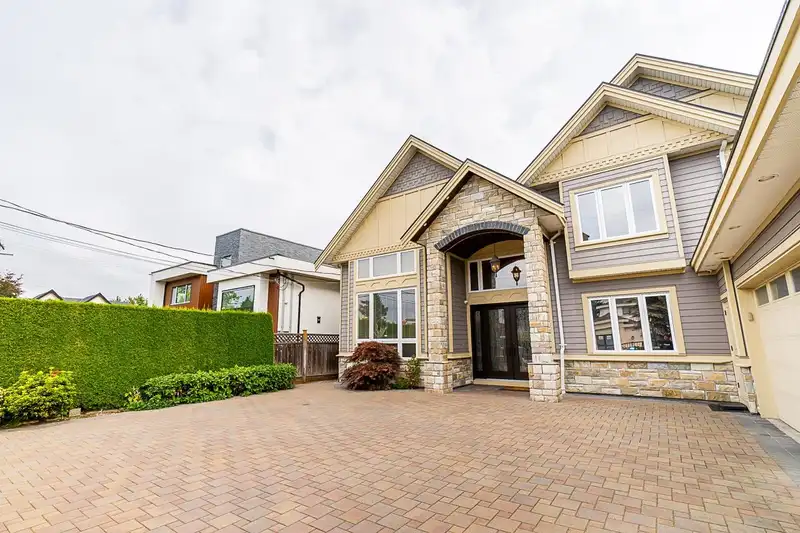 9028 PINEWELL CRESCENT - photo 4 of 40