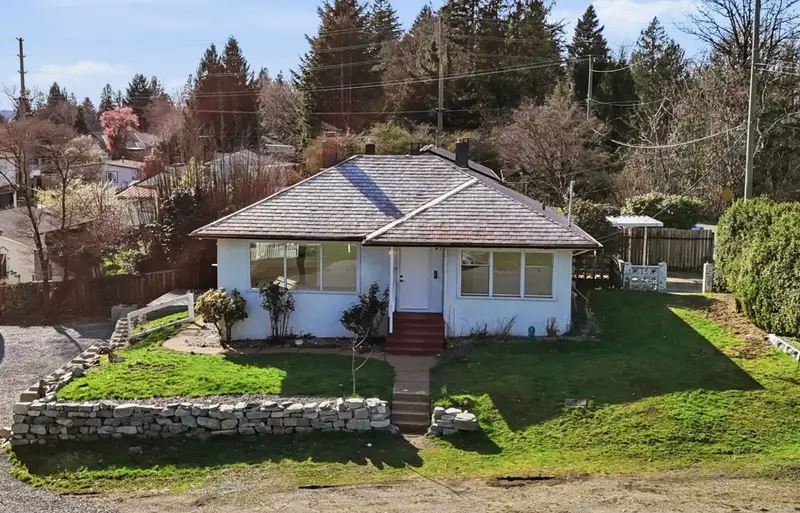 7489 MAPLE STREET - photo 3 of 25