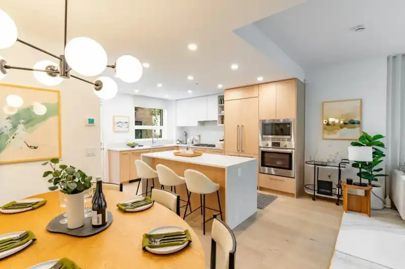 140 2050 GLENAIRE DRIVE - photo 1 of 9