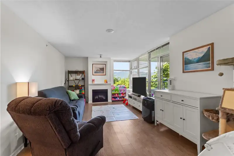307 9298 UNIVERSITY CRESCENT - photo 2 of 20