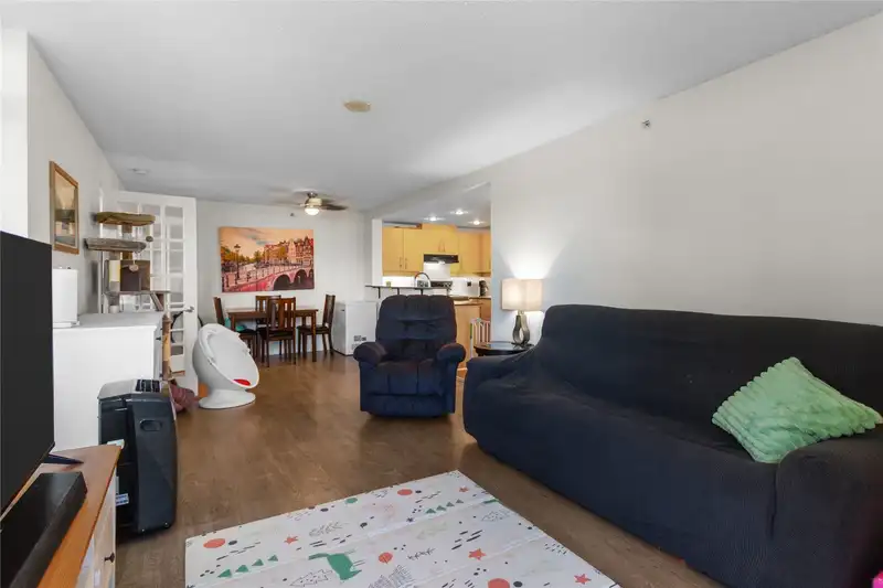 307 9298 UNIVERSITY CRESCENT - photo 4 of 20