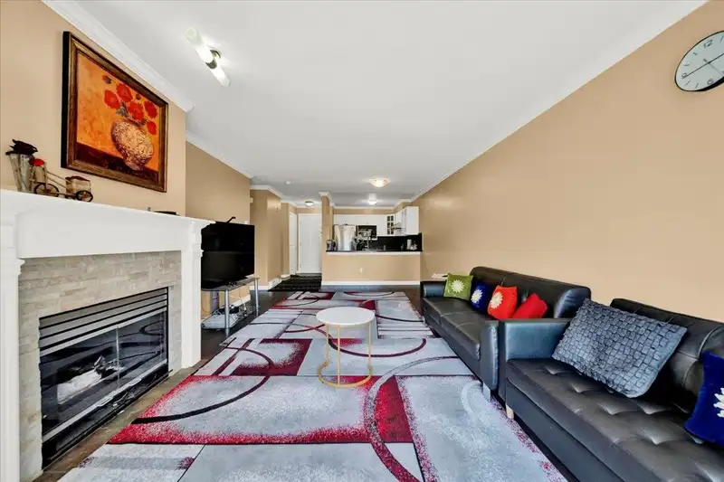 210 15130 108 AVENUE - photo 1 of 35