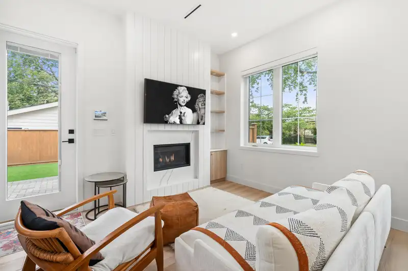 5 N SLOCAN STREET - photo 4 of 38