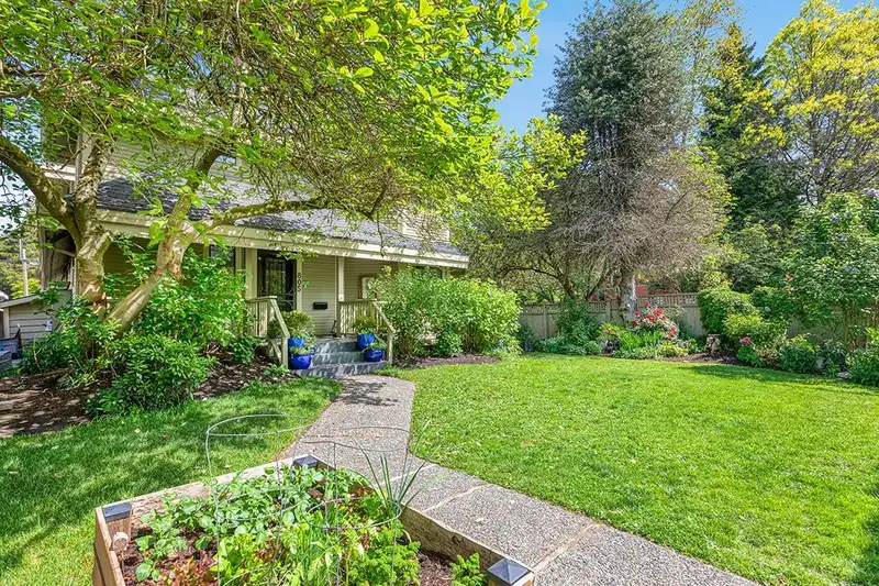 805 W 14TH AVENUE - photo 2 of 33