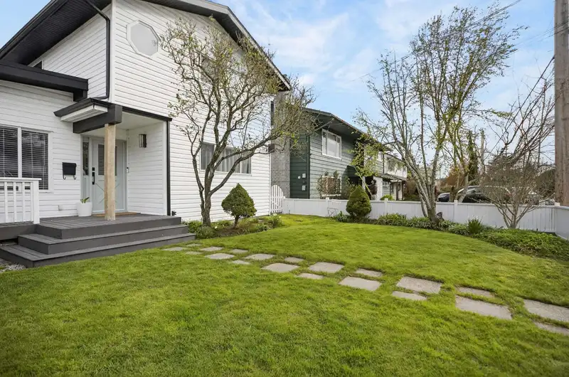 5475 45 AVENUE - photo 3 of 36