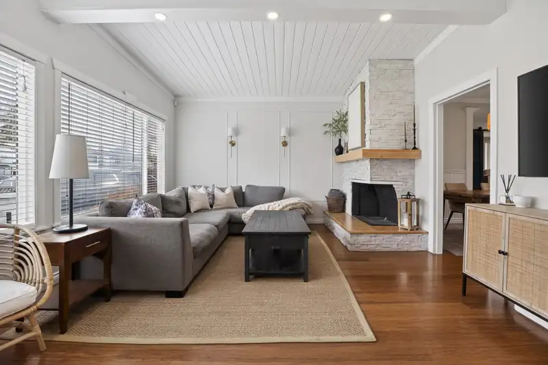 5475 45 AVENUE - photo 4 of 36