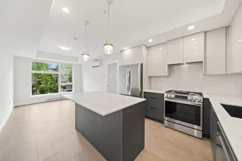 103 15353 17 AVENUE - photo 1 of 29