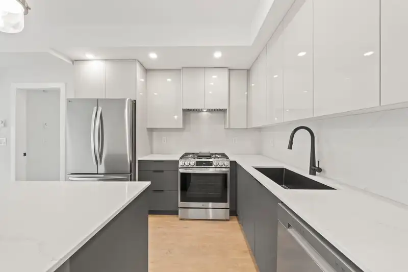 103 15353 17 AVENUE - photo 2 of 29