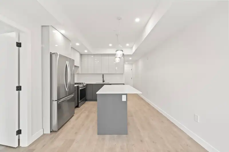 103 15353 17 AVENUE - photo 3 of 29