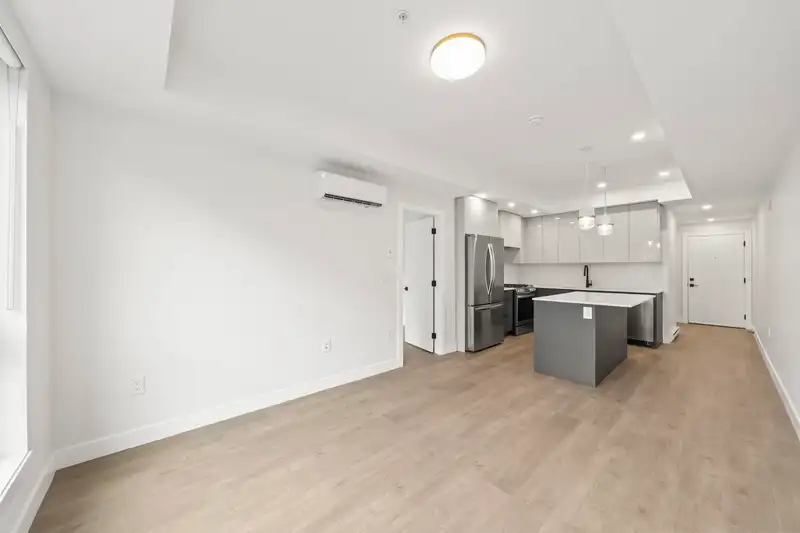 103 15353 17 AVENUE - photo 4 of 29