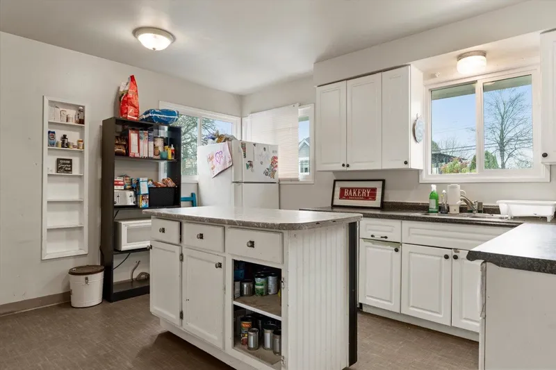 33919 VICTORY BOULEVARD - photo 4 of 25