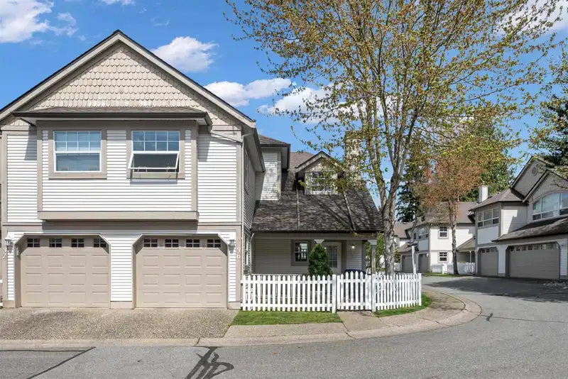 36 16318 82 AVENUE - photo 1 of 30