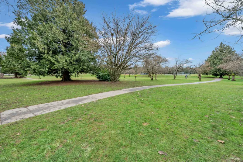 609 4685 VALLEY DRIVE - photo 3 of 25