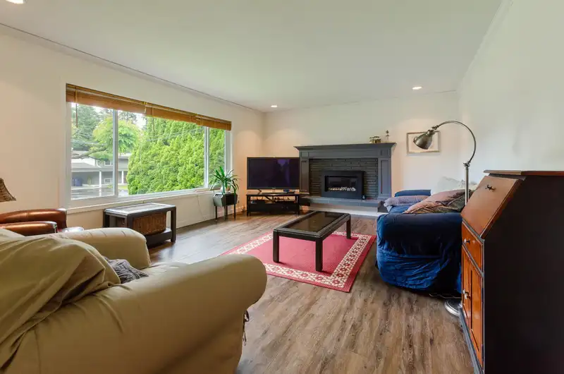 33330 HOLLAND AVENUE - photo 4 of 39