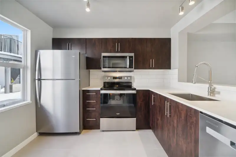 11 2880 W 4TH AVENUE - photo 2 of 33