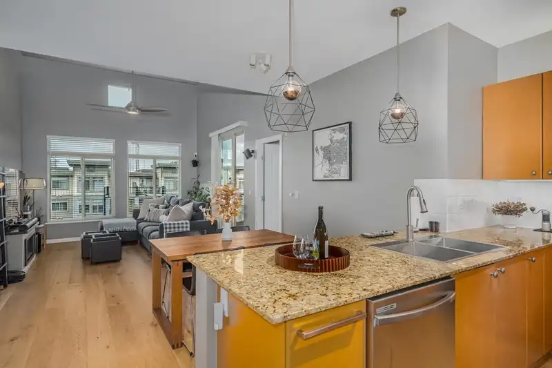 429 15380 102A AVENUE - photo 2 of 15
