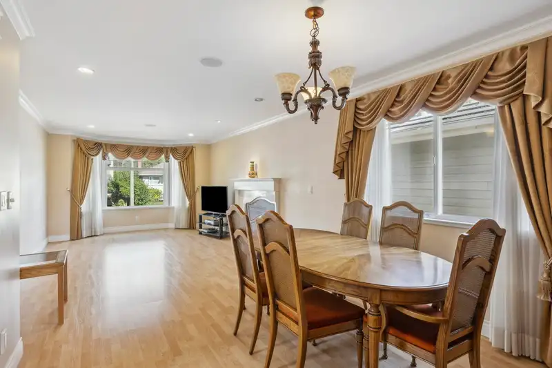 255 E 21ST STREET - photo 2 of 40