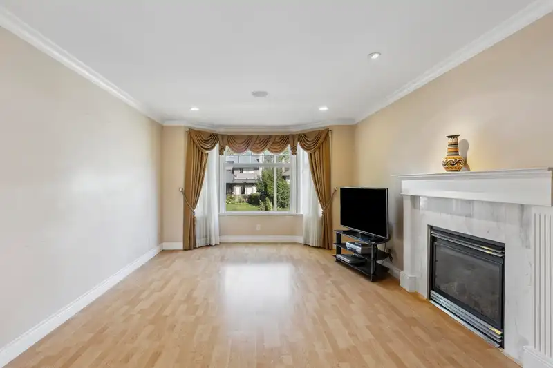 255 E 21ST STREET - photo 4 of 40