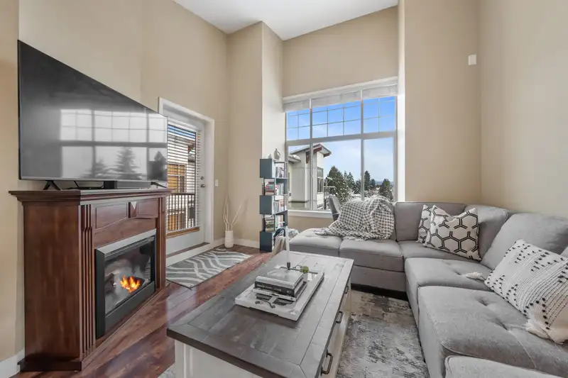 406 11887 BURNETT STREET - photo 2 of 33