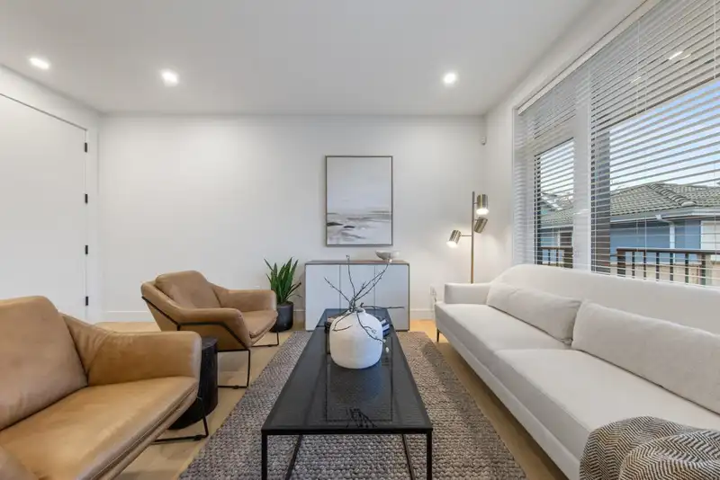 2207 E 7TH AVENUE - photo 3 of 34