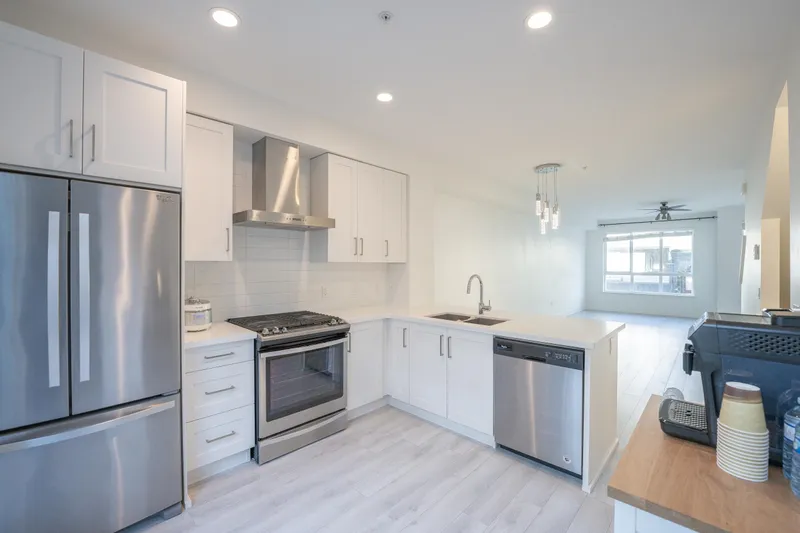 72 8570 204 STREET - photo 2 of 17